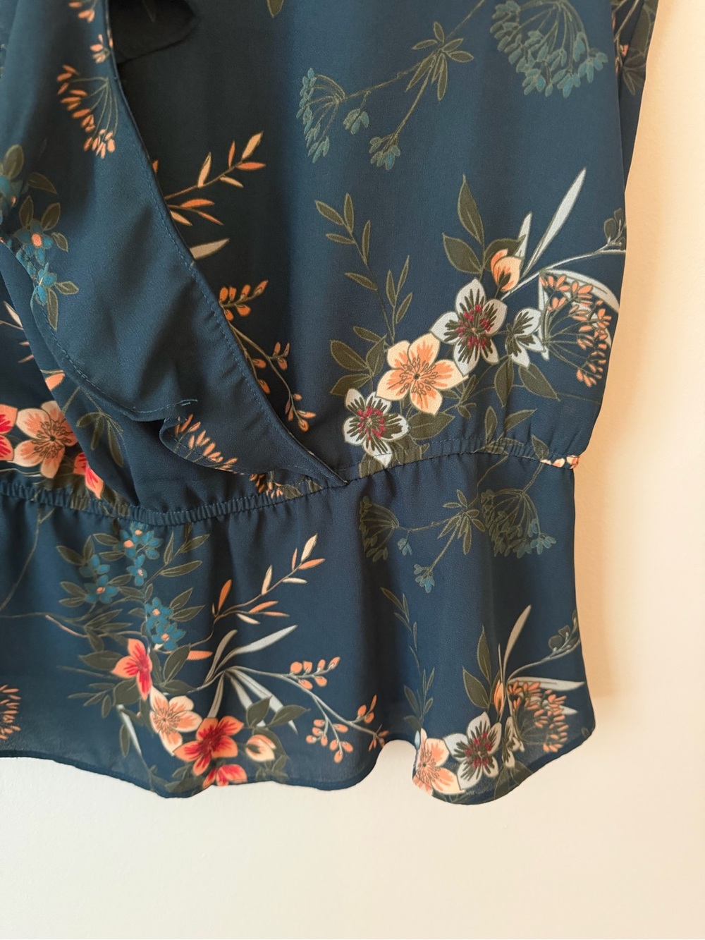 Banana Republic Teal Floral V-Neck Short Sleeve Blouse with Ruffle Trim Medium M - Picture 5 of 7